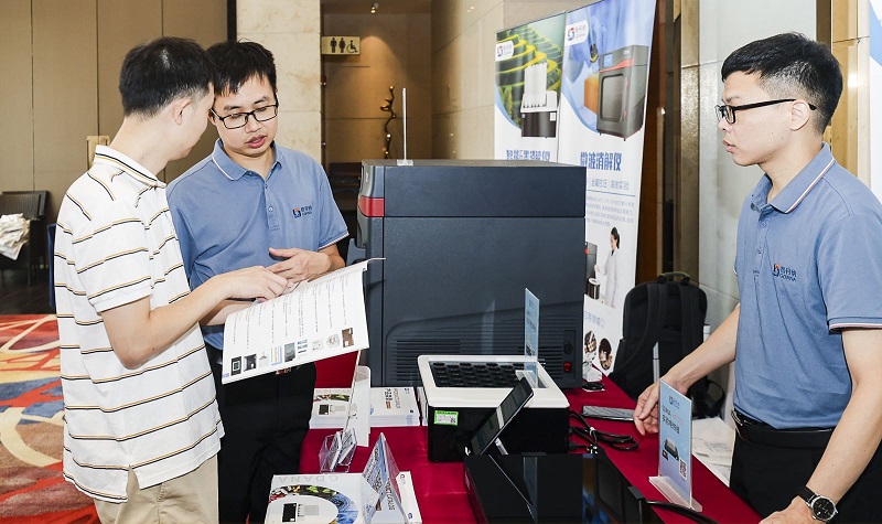 銷售總經理為客戶展示商品，耐心答疑解惑