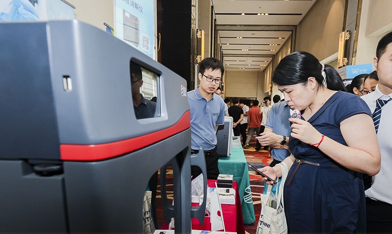 銷售總經理為客戶展示商品，耐心答疑解惑