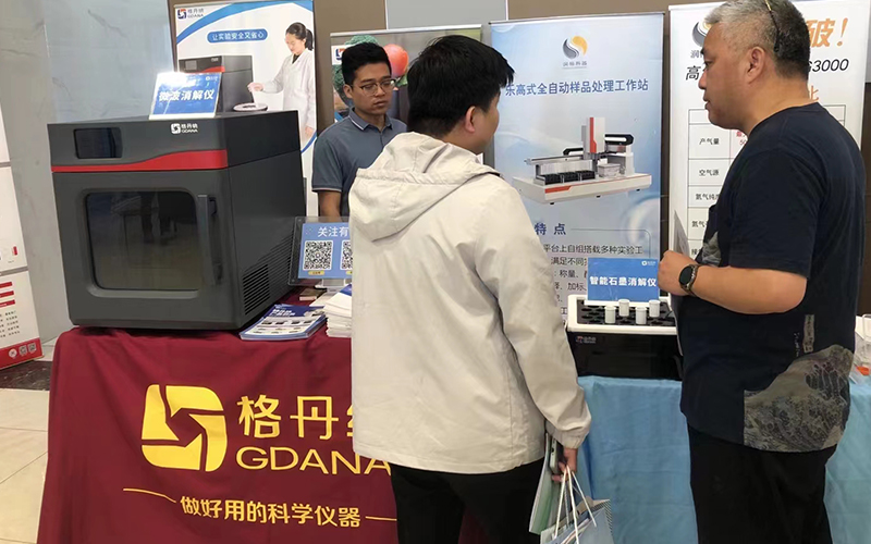 參會(huì)專(zhuān)家學(xué)者絡(luò)繹不絕到訪(fǎng)格丹納展臺(tái)