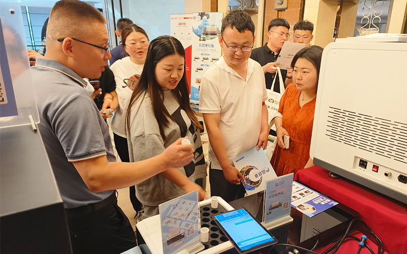 格丹納區(qū)域經理同廣大科技工作者深入溝通交流